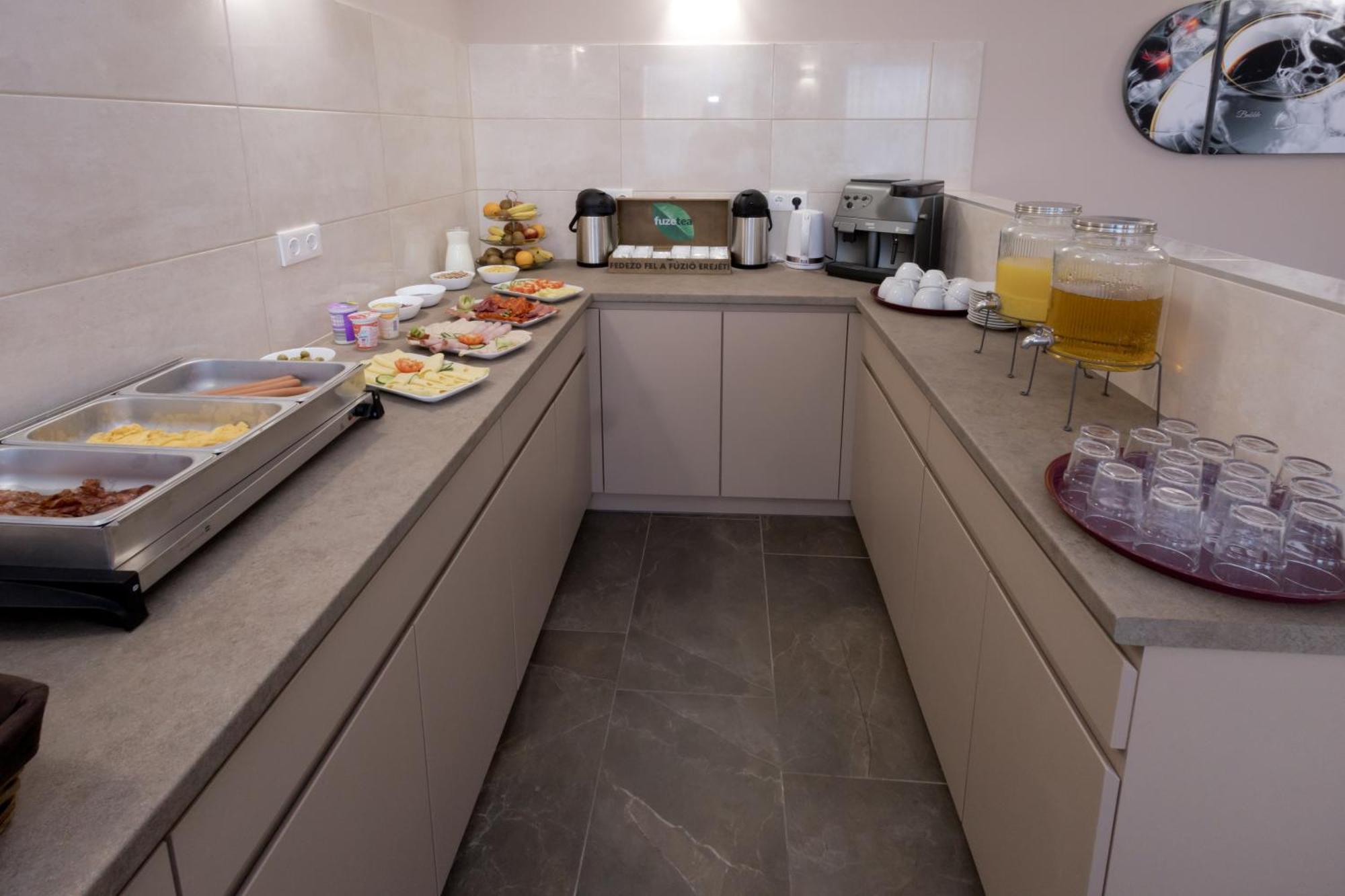 Bubble Hotel Es Rendezvenykoezpont Zalaegerszeg Bagian luar foto